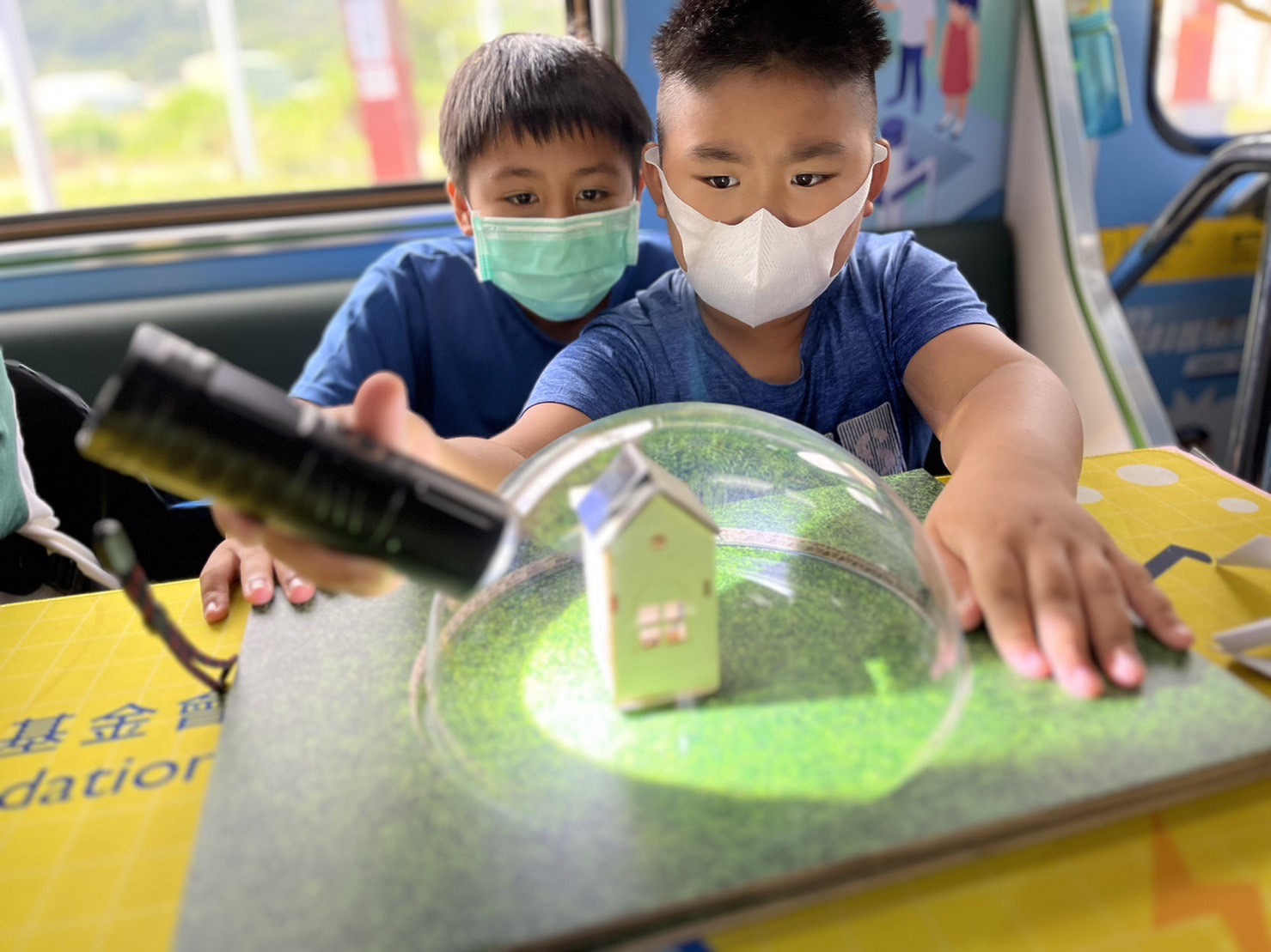 5001拉斯维加斯參與基礎科學主題車廂，以STEAM教學精神，設計「逐日科學家」、「太陽能工程師」以及「淨零建築師」三大能源科普課程和實驗